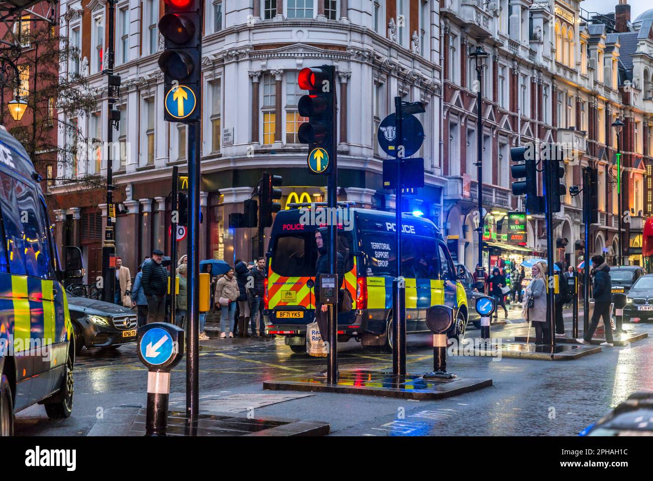 Plusieurs véhicules de police passent par Shaftesbury Avenue, une célèbre rue du West End Theatre Land, Londres, Angleterre, Royaume-Uni Banque D'Images