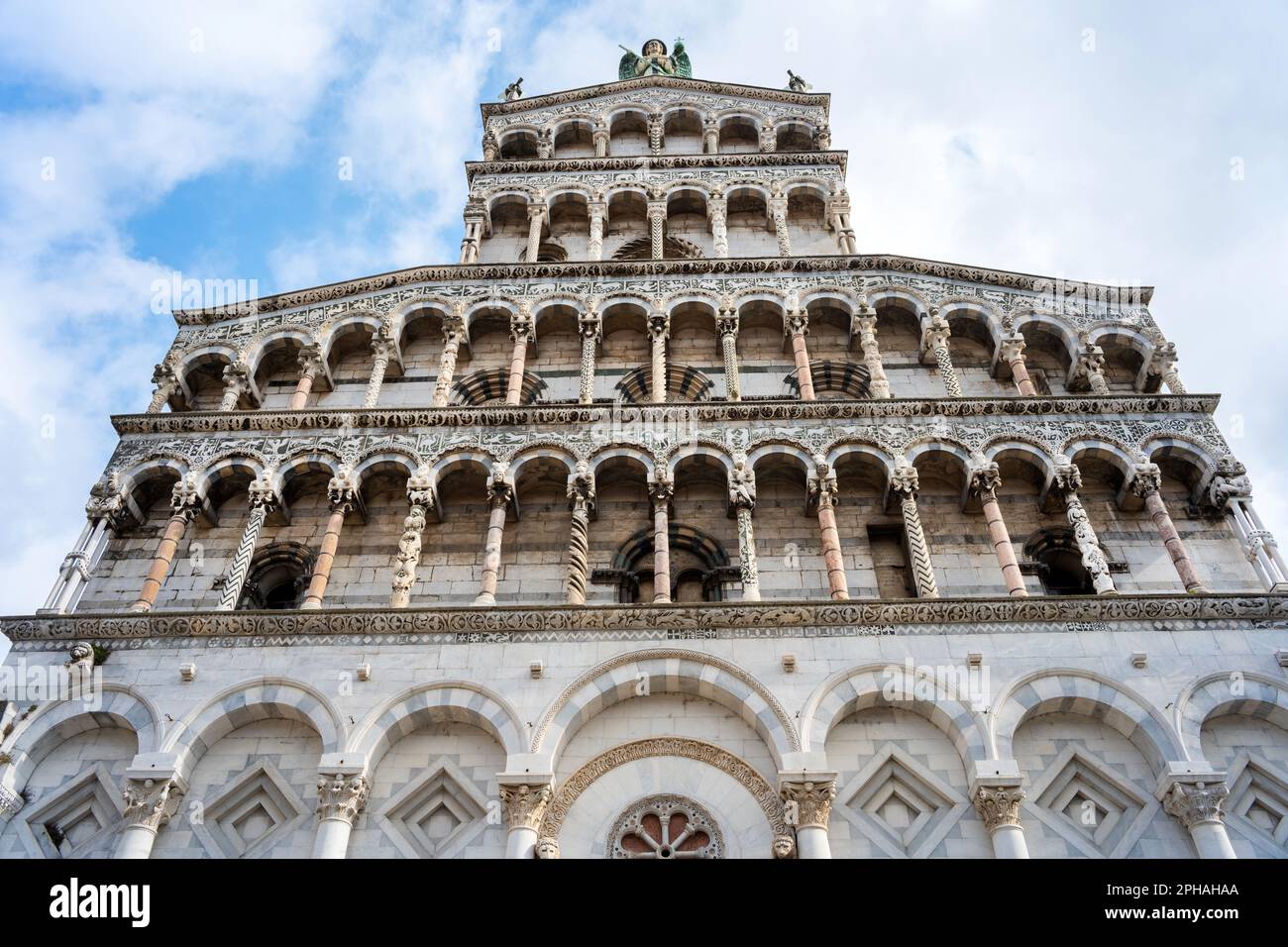 Chiesa di San Michele à Foro dans la ville encore fortifiée de Lucca en Toscane, Italie Banque D'Images