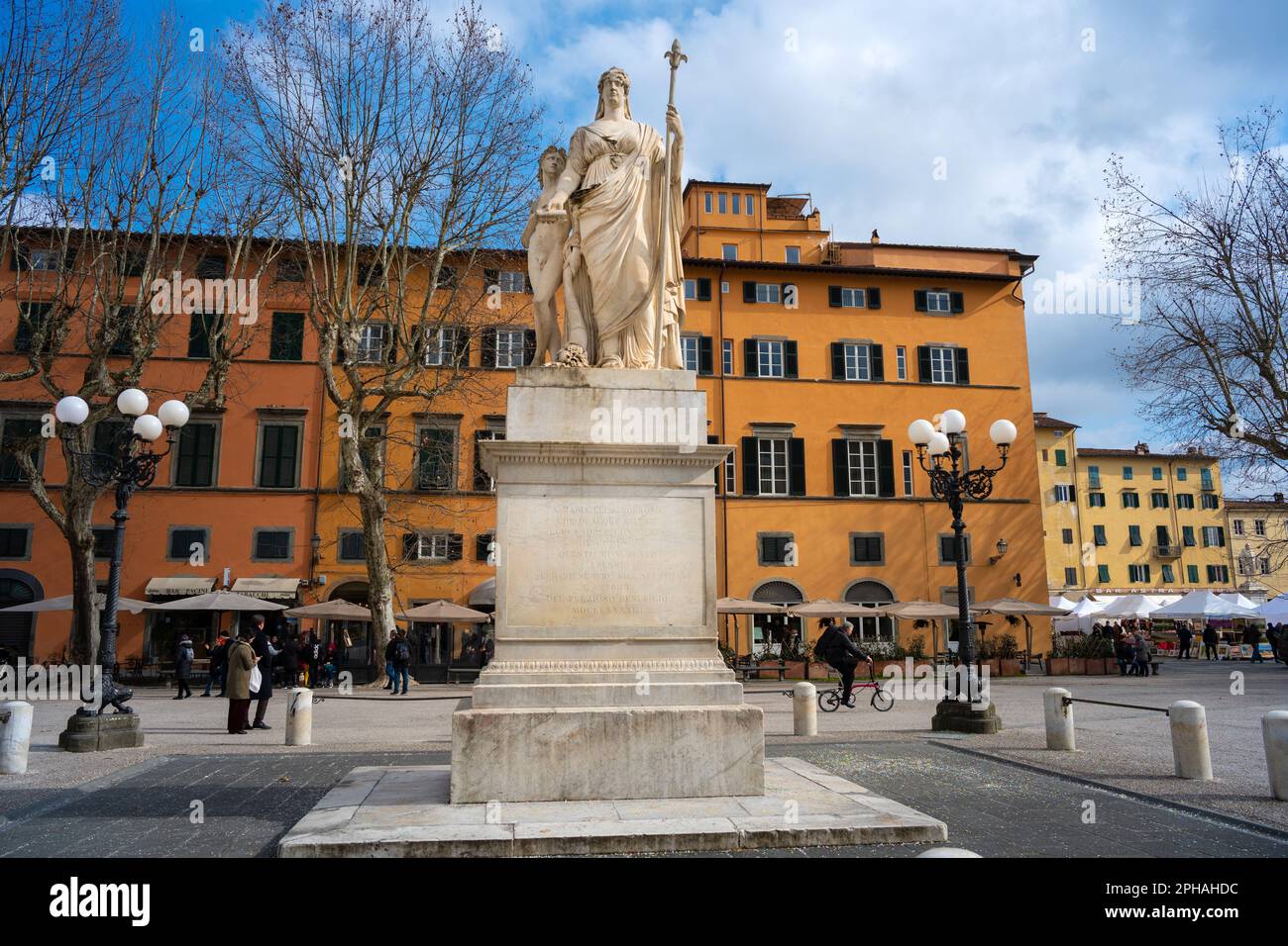 La ville encore fortifiée de Lucca en Toscane, Italie Banque D'Images