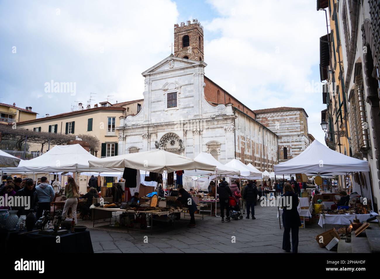 La ville encore fortifiée de Lucca en Toscane, Italie Banque D'Images