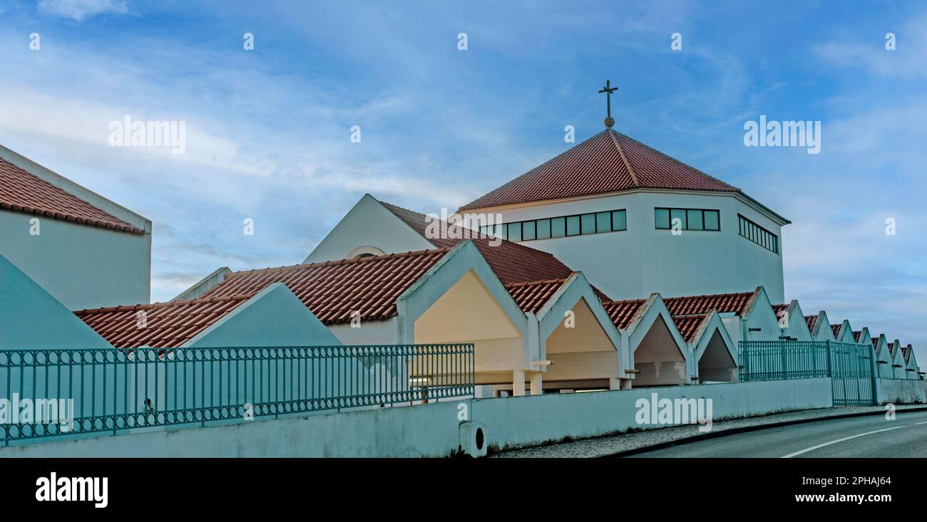 L'église catholique romaine de Saint Pierre de la mer à Quarteira, Portugal. Banque D'Images