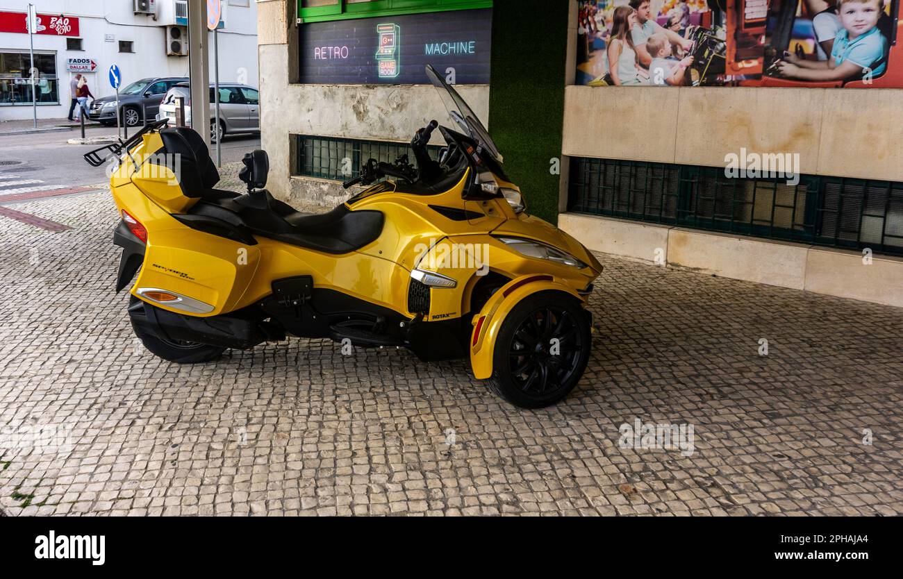 Un Spyder Rotax jaune, garée, à Quarteira, Portugal. Banque D'Images