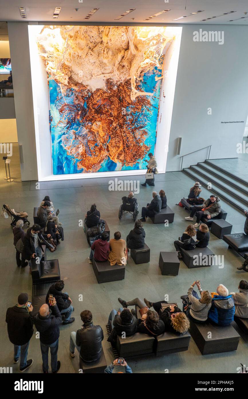 L'œuvre d'art numérique de Refik Anadol, « sans surveillance », est une installation multimédia d'intelligence artificielle ajouter le Musée d'art moderne, 2023, New York City, États-Unis Banque D'Images