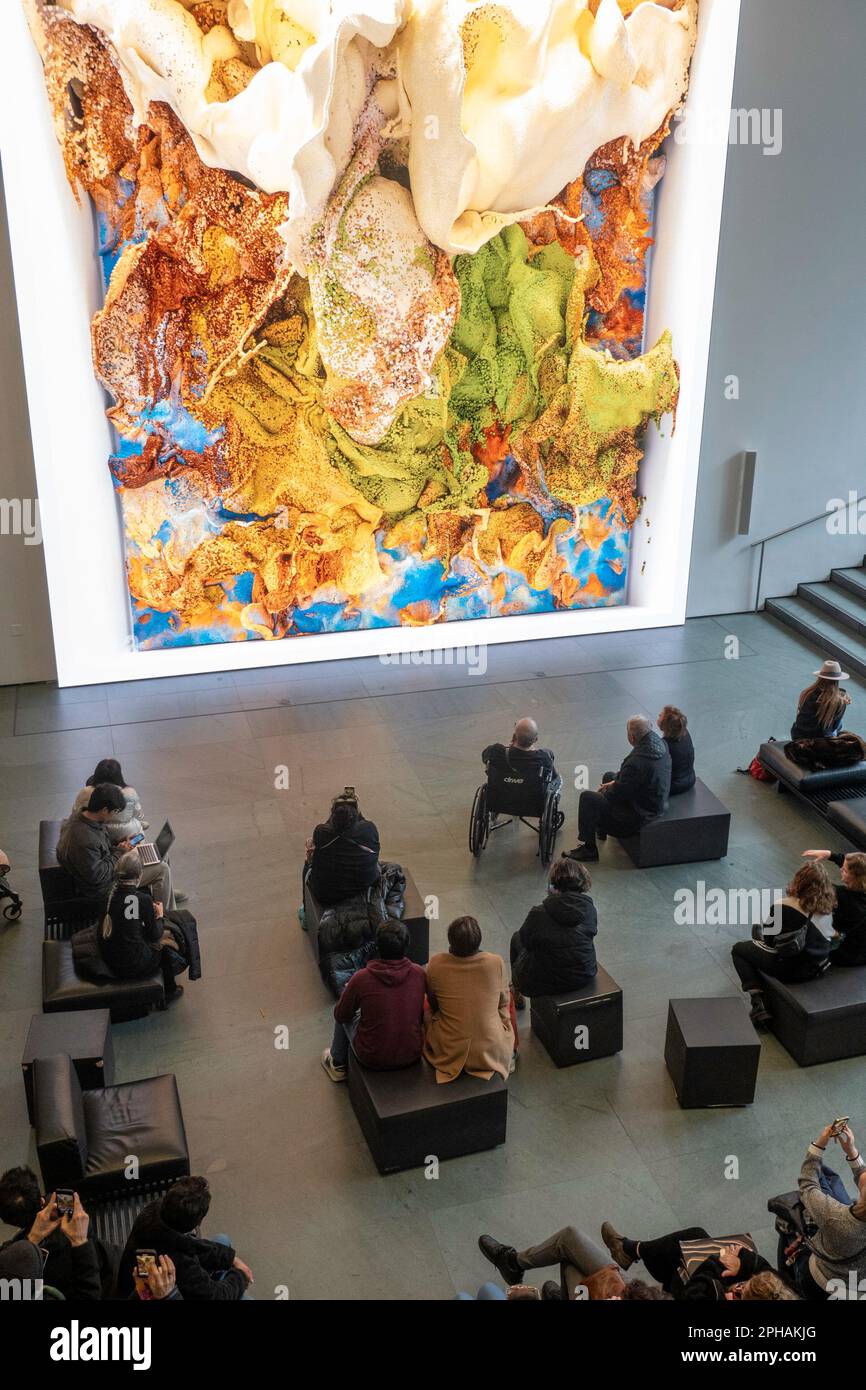 L'œuvre d'art numérique de Refik Anadol, « sans surveillance », est une installation multimédia d'intelligence artificielle ajouter le Musée d'art moderne, 2023, NYC, Etats-Unis Banque D'Images