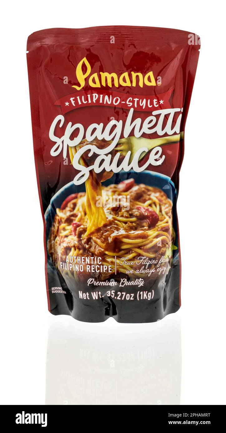 Winneconne, WISCONSIN - 19 mars 2023 : un paquet de sauce à spaghetti de style philippin de Pamana sur un fond isolé. Banque D'Images