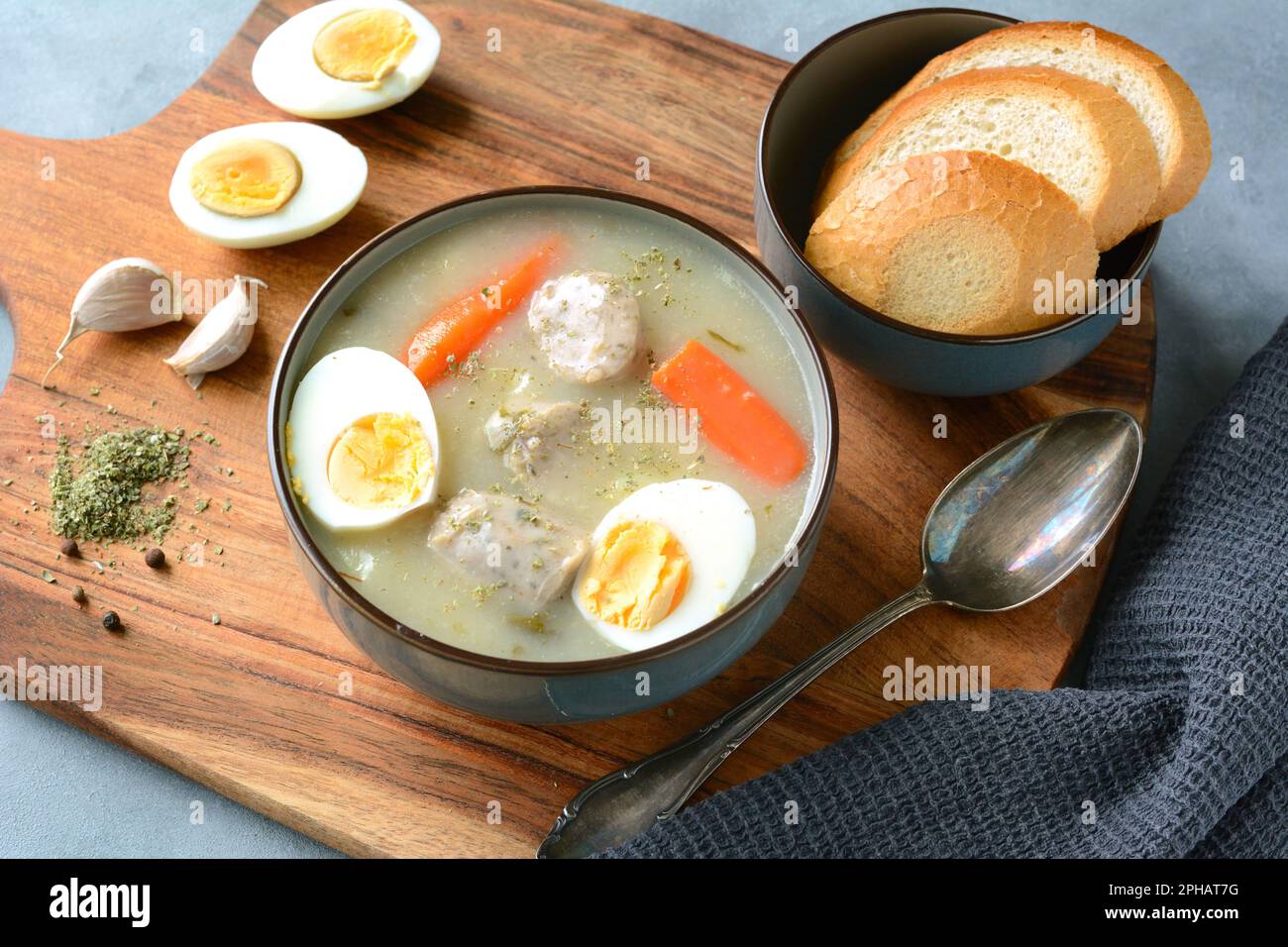 La soupe aigre (zurek) faite de farine de seigle avec saucisse et œuf. Plat de Pâques populaire Banque D'Images