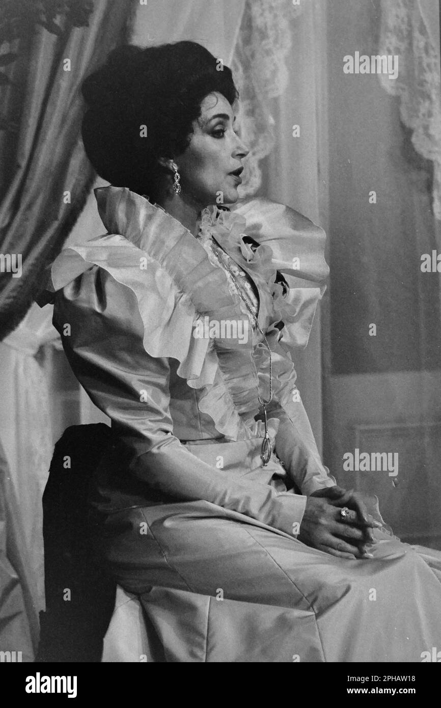 Archives 80ies : actrice française Françoise Fabian dans 'Gigi', Théâtre Celestins, Lyon, France, 1984 Banque D'Images