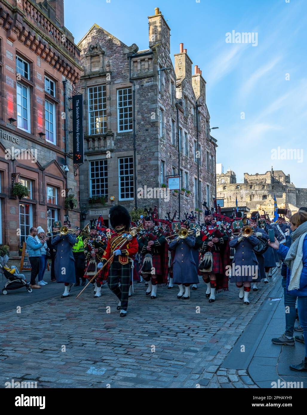 Pipe Band Parade en sortant du château d'Édimbourg sur le Royal Mile, Édimbourg, Écosse, Royaume-Uni Banque D'Images