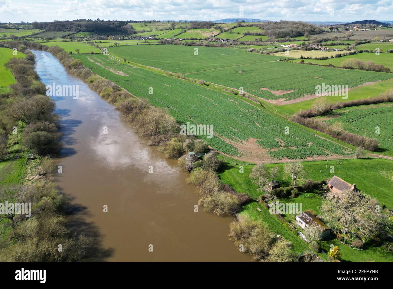 River Severn à Ashleworth Quay avec des fils électriques à haute tension passant au-dessus de l'eau photo par Antony Thompson - Thousand Word Media, NO SAL Banque D'Images