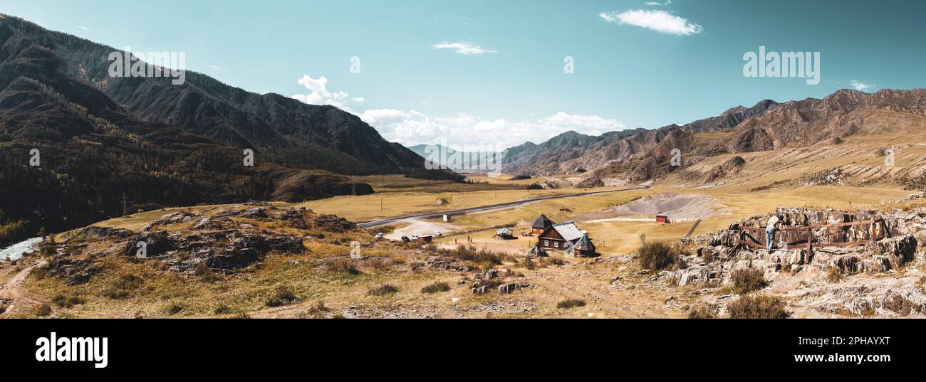 Panorama du complexe pétrographique de l'Altaï avec une fille qui visite les montagnes. Banque D'Images