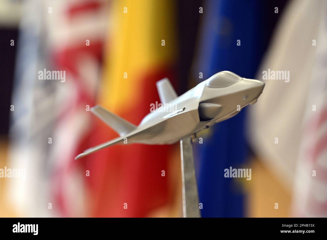 L'illustration montre un scalemodel de F35 chasseurs lors de la pose de la pierre de fondation du nouveau complexe F-35 à la base aérienne militaire de Florennes, le lundi 27 mars 2023. Le ministre de la Défense jettera symboliquement la pierre d'assise du futur complexe F-35 à la base aérienne de Florennes par une action dynamique. En même temps, la conception de cette nouvelle infrastructure, qui répond à la fois aux besoins d'un système d'armes complexe comme le F-35A et aux besoins du personnel, sera dévoilée. BELGA PHOTO ERIC LALMAND Banque D'Images