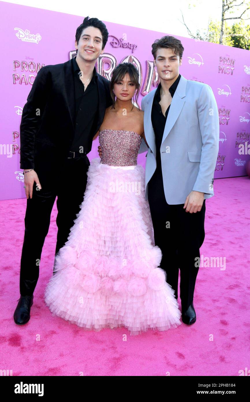 Milo Manheim, Peyton Elizabeth Lee, Blake Draper aux arrivées pour la première de PROM PACT, le théâtre d'cloche du Wilshire, Los Angeles, CA 24 mars 2023. Photo de : Collection Priscilla Grant/Everett Banque D'Images