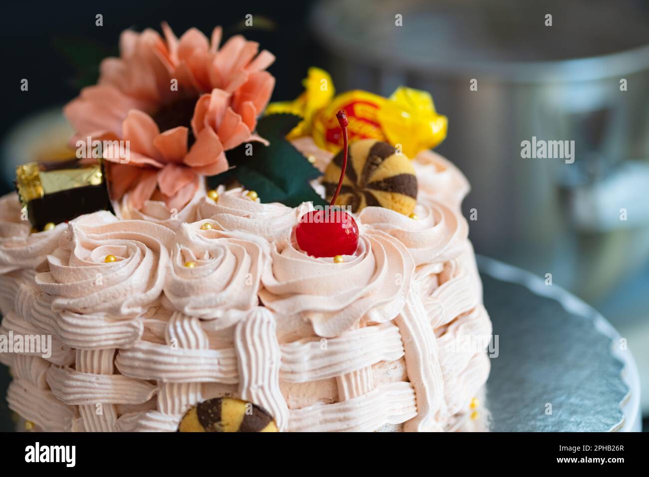 Gâteau en forme de panier avec des bonbons, des biscuits et des fleurs, Pâques marque la fin de la semaine sainte, connue aux États-Unis comme la rupture de printemps Banque D'Images