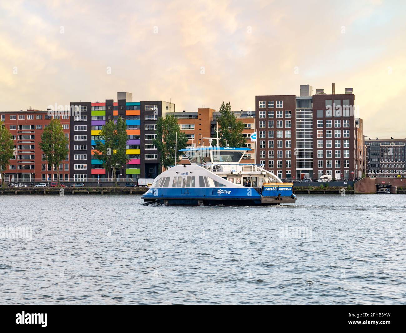 Ferry et immeubles d'appartements sur l'île de Java, dans les Docklands de l'est d'Amsterdam, aux pays-Bas Banque D'Images