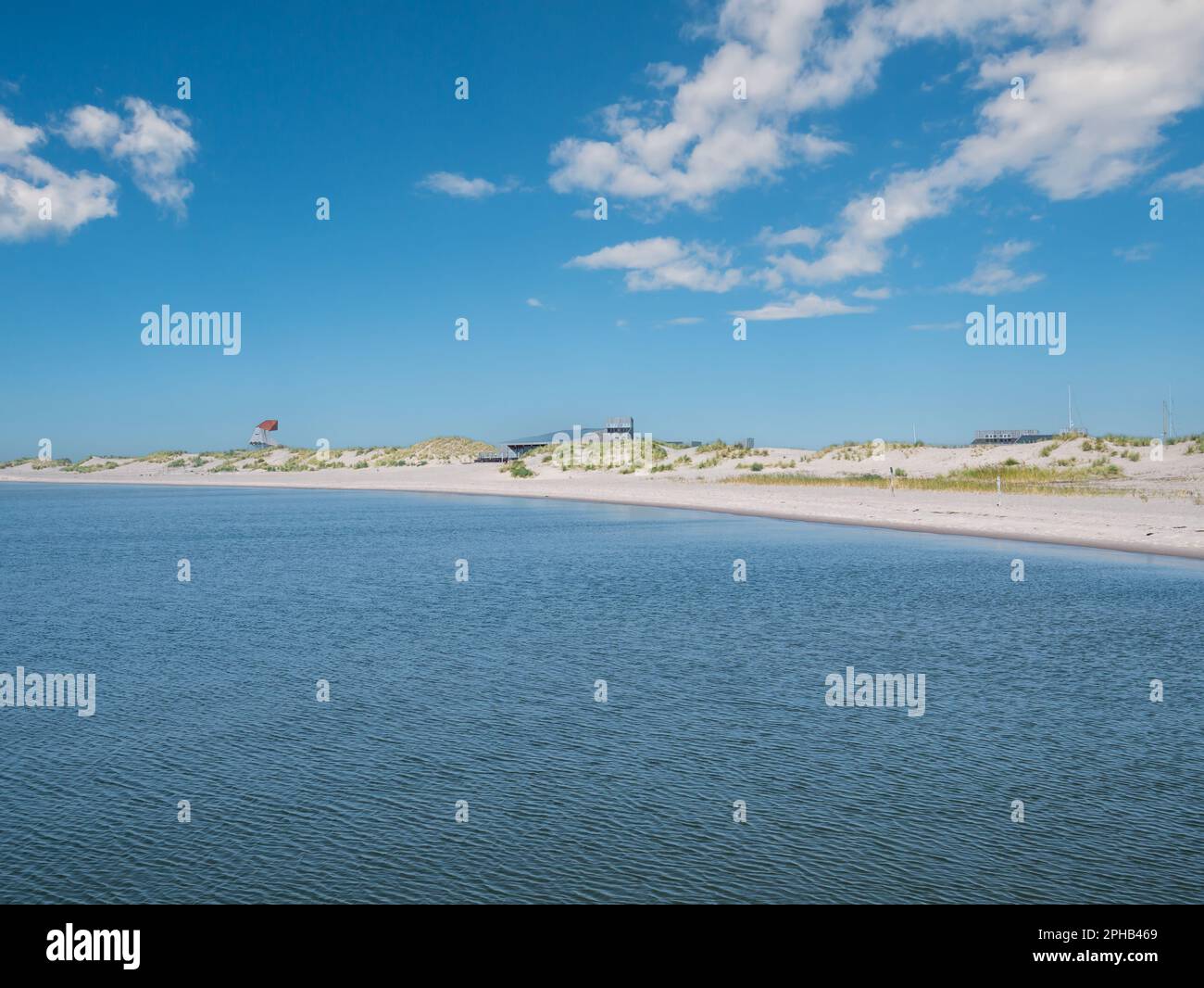 Plage, restaurant et tour d'observation sur la côte de l'île de Marker Wadden dans le lac de Markermeer, pays-Bas Banque D'Images