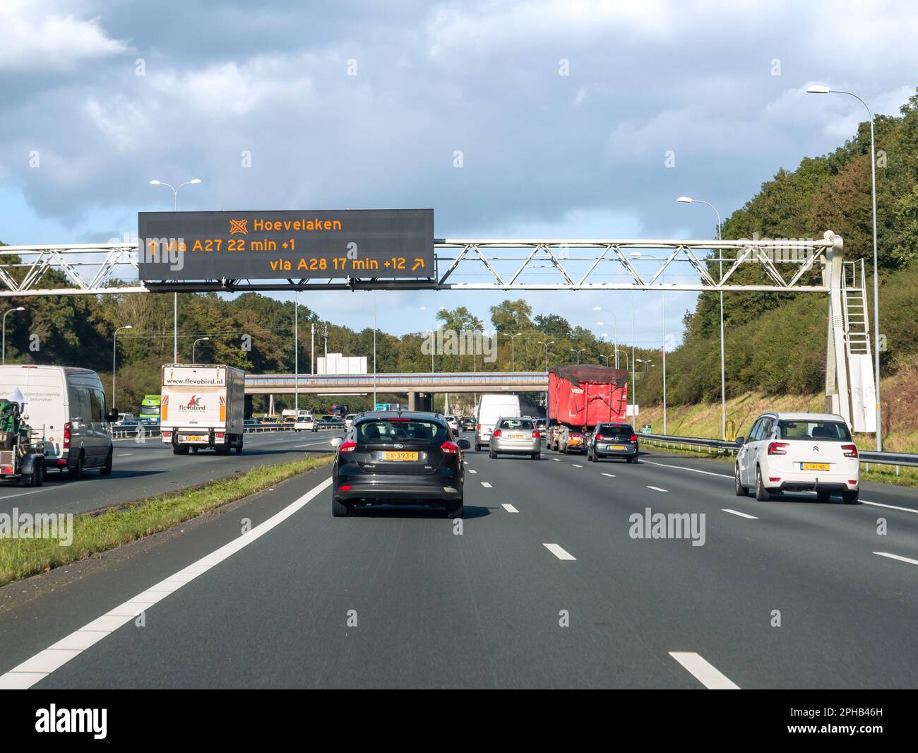 Trafic et statif aérien affichant des informations électroniques sur le temps de déplacement, autoroute A27 entre Utrecht et Hilversum, pays-Bas Banque D'Images