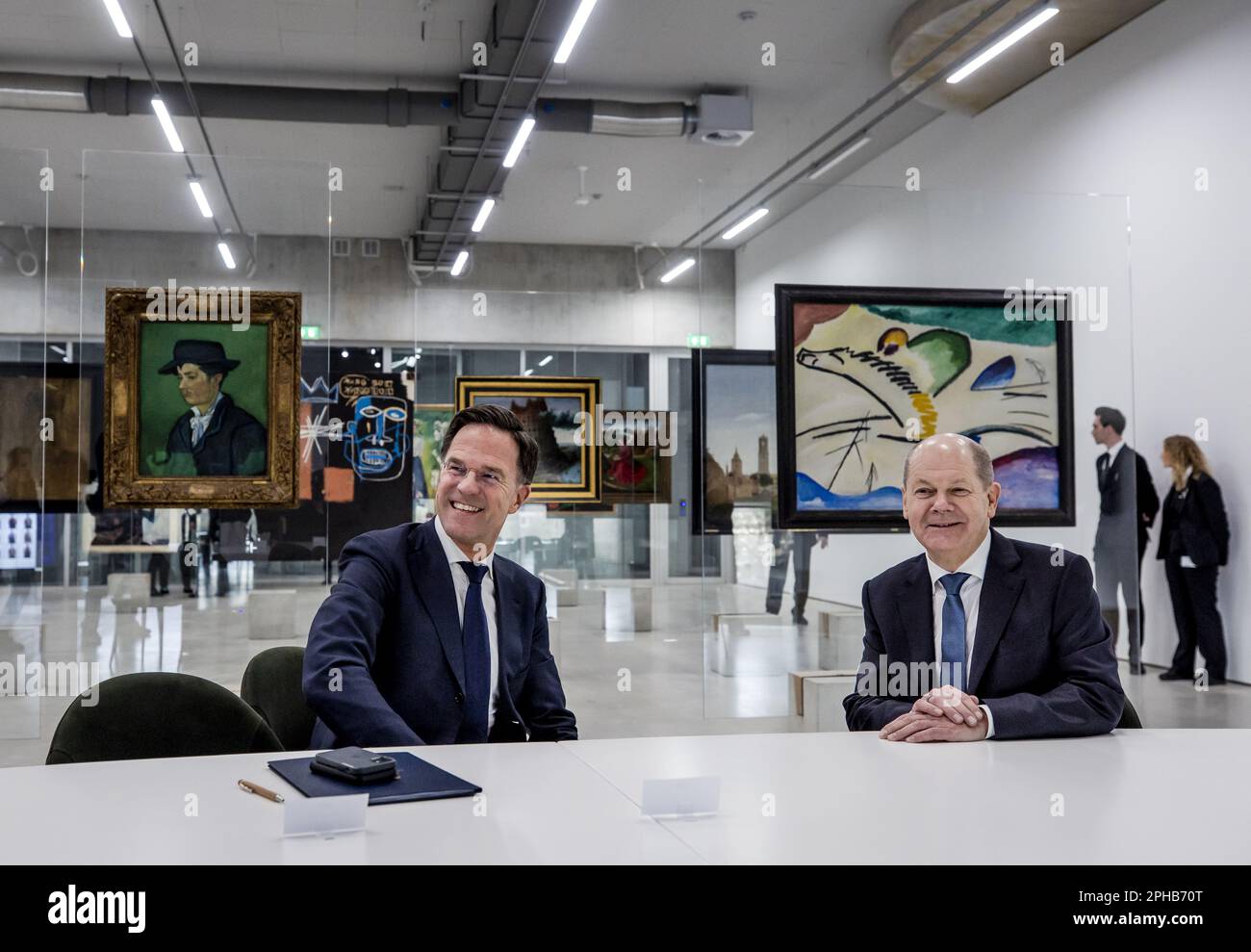 ROTTERDAM - le Premier ministre Mark Rutte et le chancelier allemand OLAF Scholz au dépôt Boijmans Van Beuningen où se déroule une consultation entre les membres du cabinet néerlandais et les collègues allemands. Les cabinets des deux pays tentent de se réunir chaque année, principalement pour renforcer les liens mutuels. ANP SEM VAN DER WAL pays-bas sortie - belgique sortie Banque D'Images