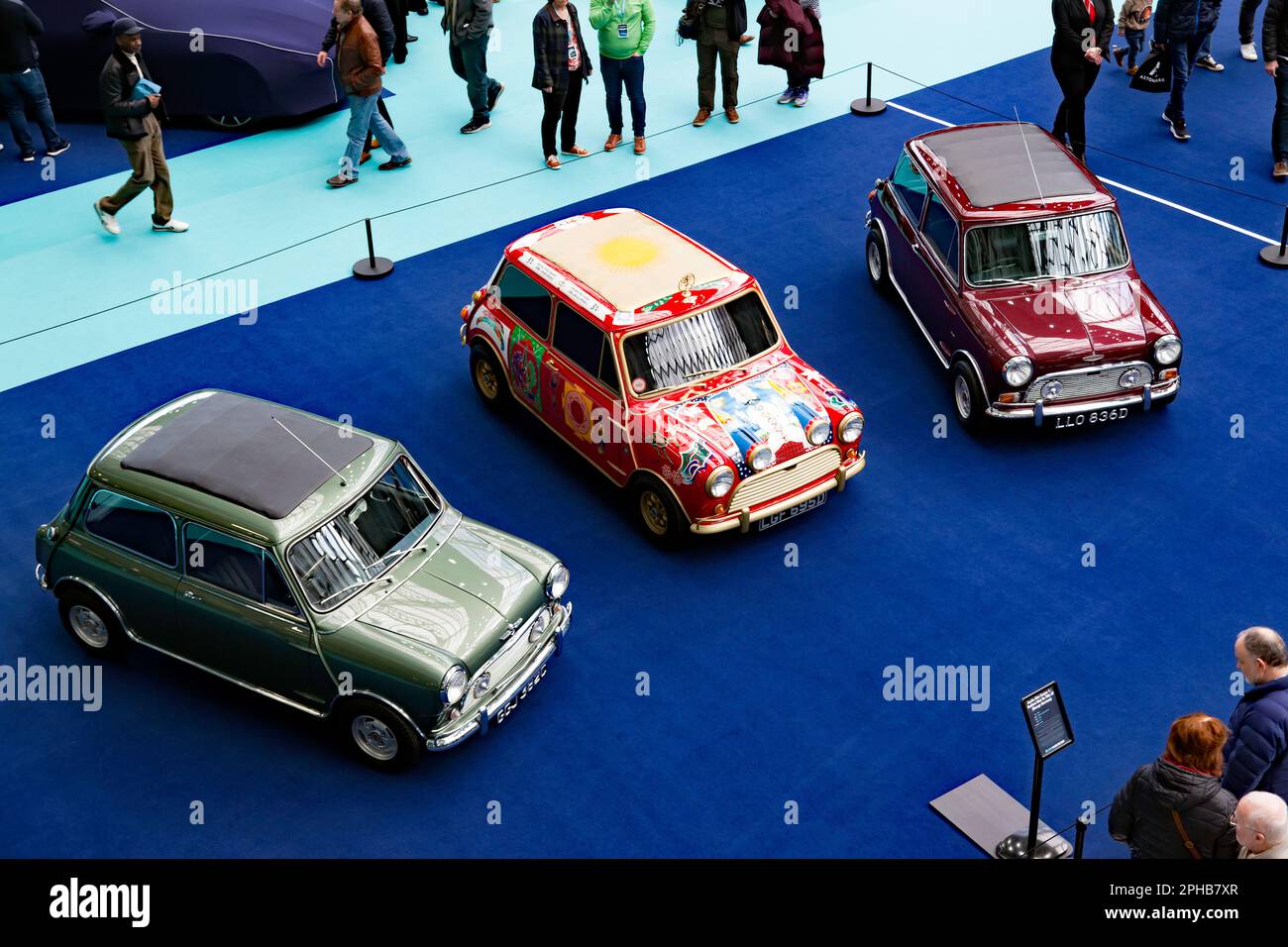 Vue aérienne des trois Minis survivants appartenant à l'origine aux Beatles, réunis pour la première fois en 55 ans au London Classic car Show 2023 Banque D'Images