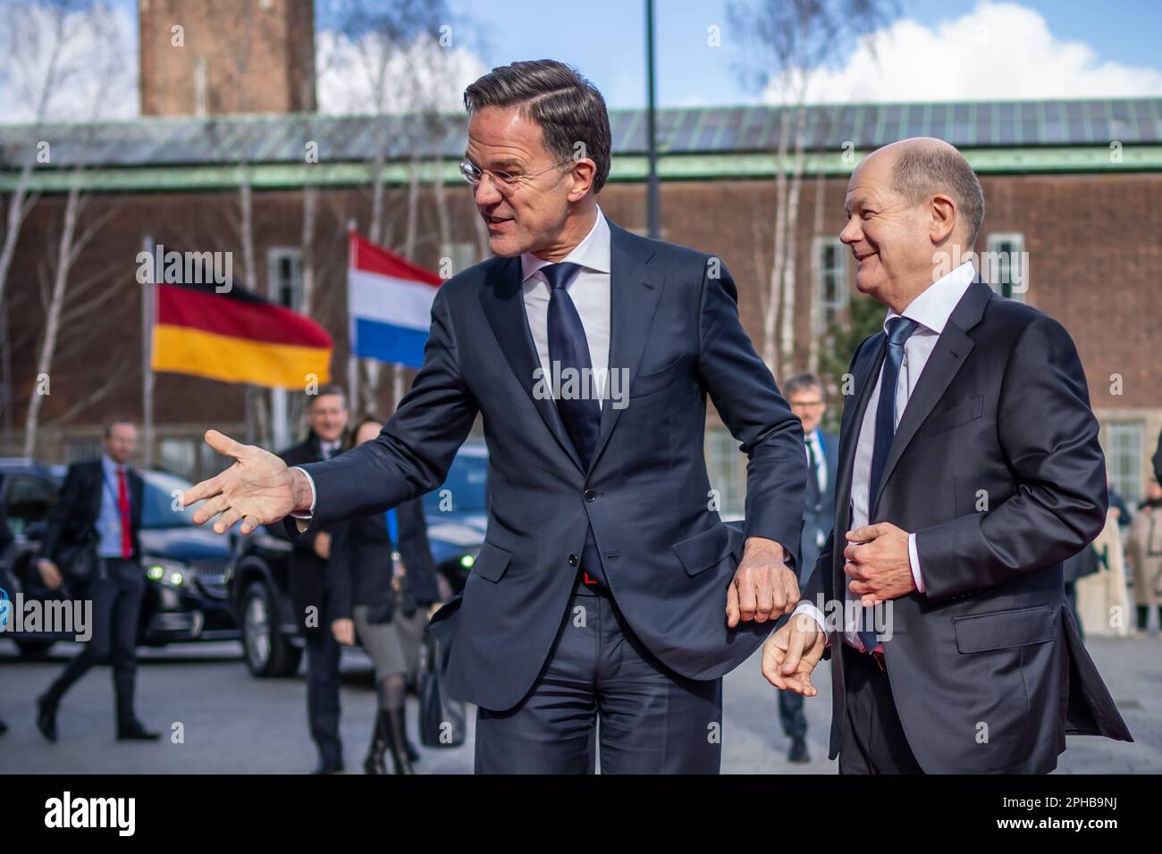 Rotterdam, pays-Bas. 27th mars 2023. Le chancelier allemand OLAF Scholz (SPD, r), est accueilli par Mark Rutte, Premier ministre des pays-Bas, lors des consultations entre l'Allemagne et les pays-Bas à Rotterdam. Scholz et plusieurs ministres ont l'intention de discuter, entre autres, de l'approvisionnement énergétique et de la protection de l'environnement. Credit: Michael Kappeller/dpa/Alay Live News Banque D'Images