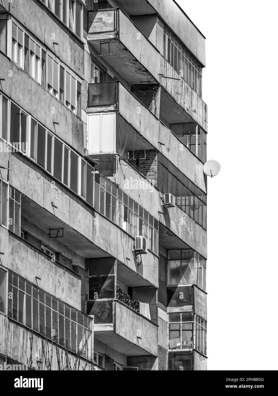 L'immeuble d'appartements de l'époque communiste était usé contre le ciel bleu de Bucarest en Roumanie. Laid ensemble de logements communistes traditionnels. Noir et blanc Banque D'Images