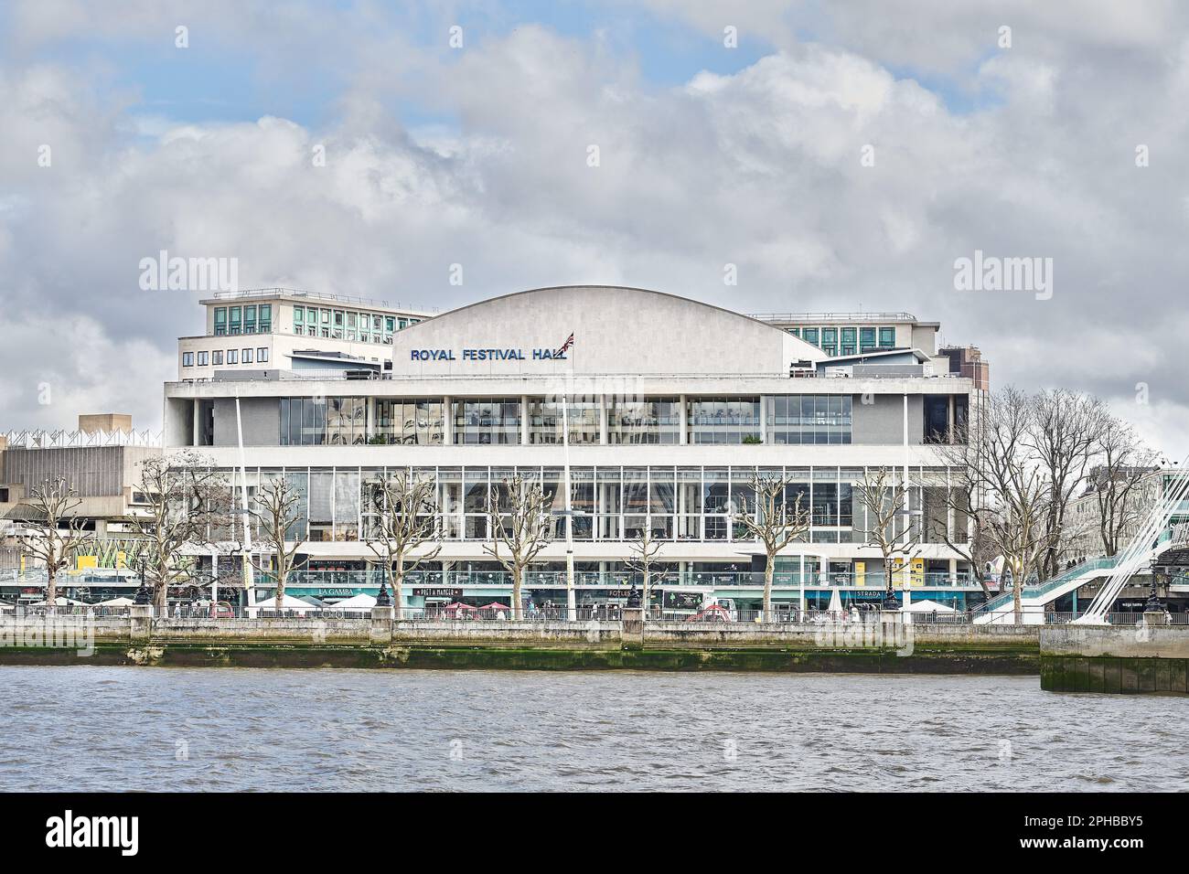 Royal Festival Hall sur la rive sud de la Tamise, Londres, Angleterre. Banque D'Images