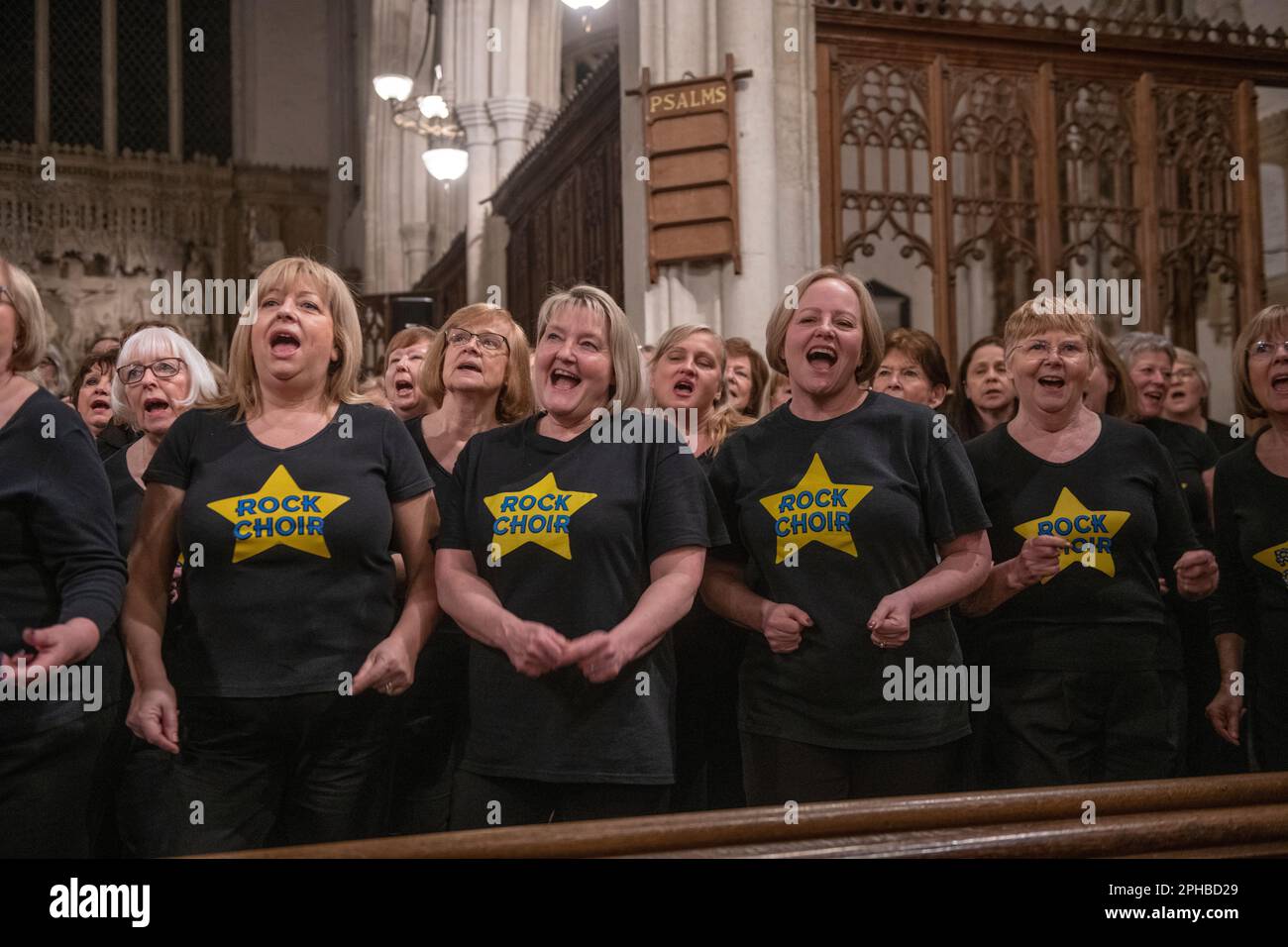 Les Choeurs de roche d'Essex et du Suffolk se produisent à l'église de long Melford 24 mars 2023 © Brian Harris membres du Choeur de roche de différents choeurs en Essse Banque D'Images