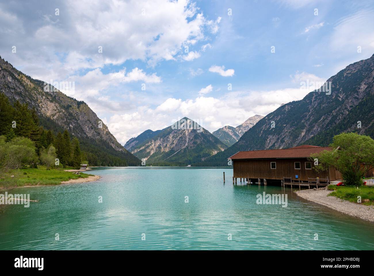 Magnifique vue sur le lac Heiterwanger entouré de montagnes et d'une promenade à bateaux sur la droite Banque D'Images