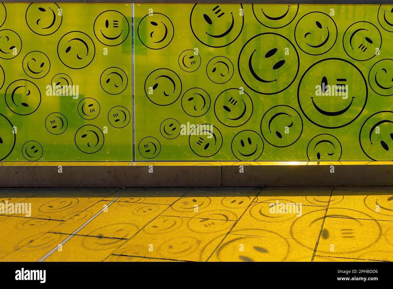 Mur en plastique jaune avec smileys, East Side Mall, Friedrichshain, Berlin, Allemagne Banque D'Images Mur en plastique jaune avec smileys, East Side Mall, Friedrichshain, Berlin, Allemagne Banque D'Images