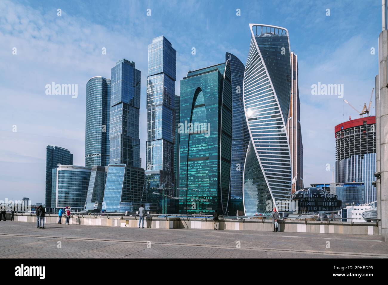 Moscou, Russie - 06 avril 2021 : vue sur les gratte-ciels du quartier de la ville de Moscou le jour ensoleillé du printemps Banque D'Images Moscou, Russie - 06 avril 2021 : vue sur les gratte-ciels du quartier de la ville de Moscou le jour ensoleillé du printemps Banque D'Images