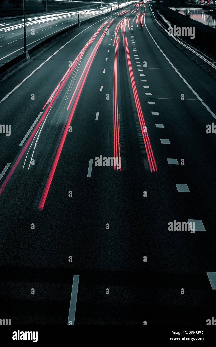 Sentiers de circulation sur une autoroute la nuit Banque D'Images