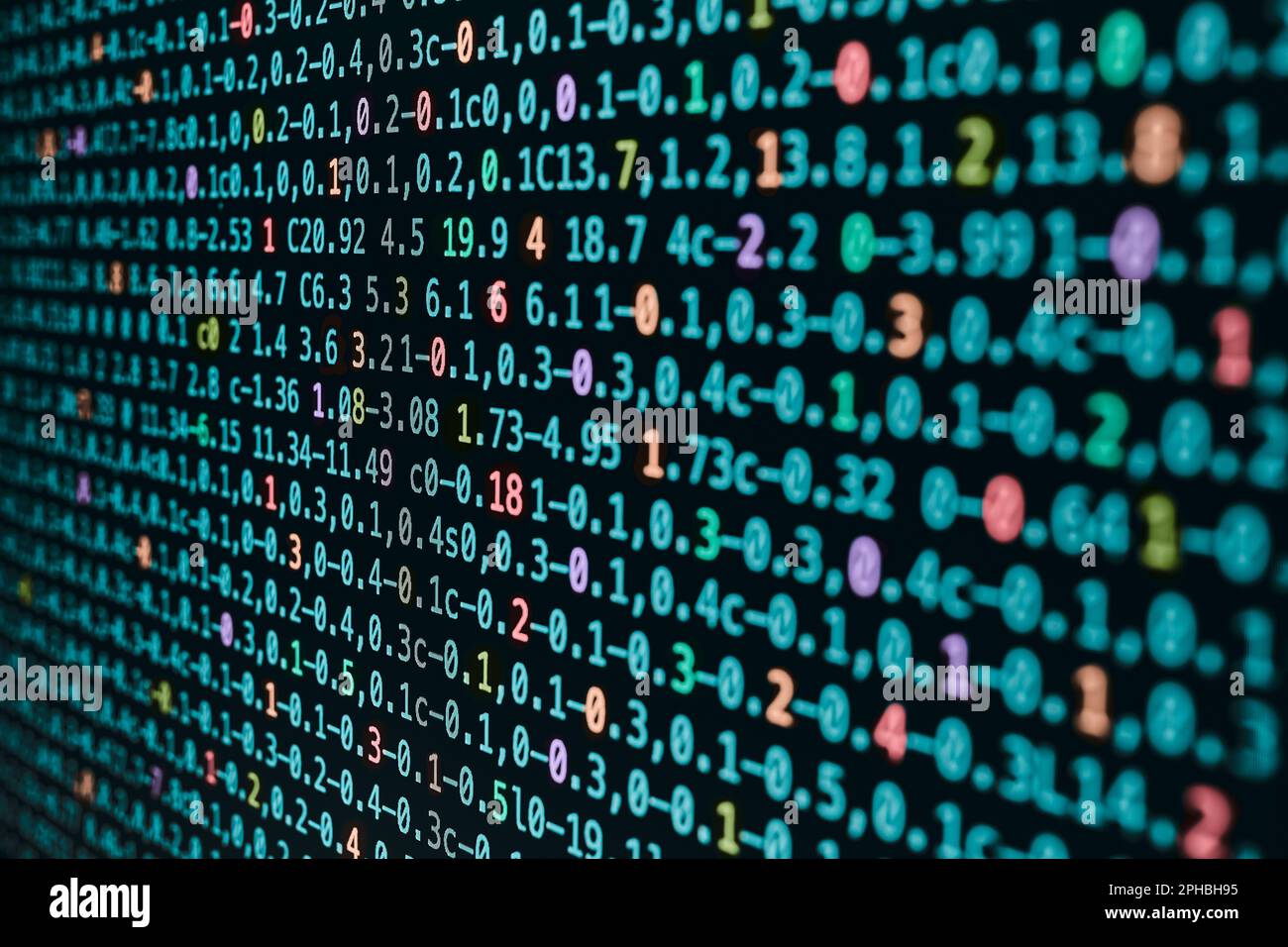 Données numériques sur l'écran de l'ordinateur. Chiffres et lettres verts. Arrière-plan numérique. Sécurité et protection des données. Données dans la base de données. Technologie informatique Banque D'Images