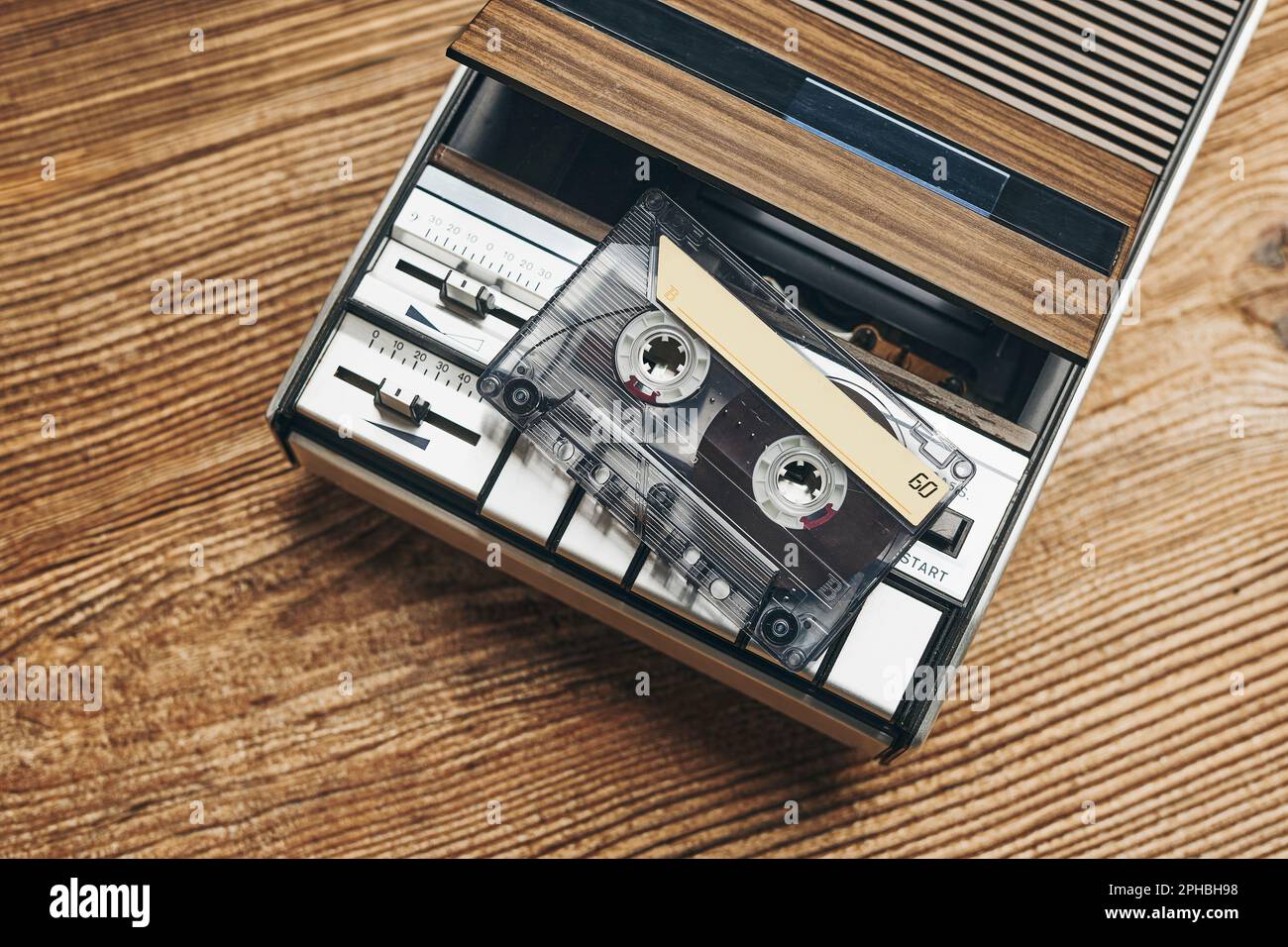 Cassettes compactes et magnétophone sur table en bois. Style de musique  rétro. 80s fête musicale. Style vintage. Équipement analogique. Son stéréo.  Retour Photo Stock - Alamy