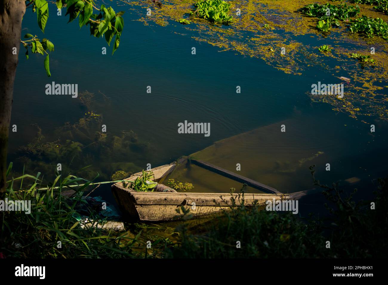 Le bateau cassé a attaché sur le côté de la rivière. Banque D'Images