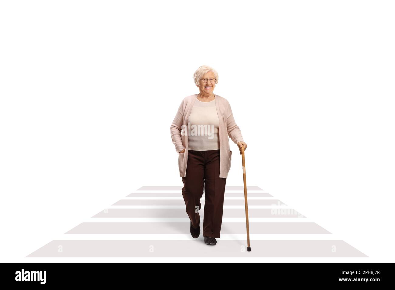 Portrait complet d'une femme âgée avec une canne à pied à une traversée piétonne isolée sur fond blanc Banque D'Images