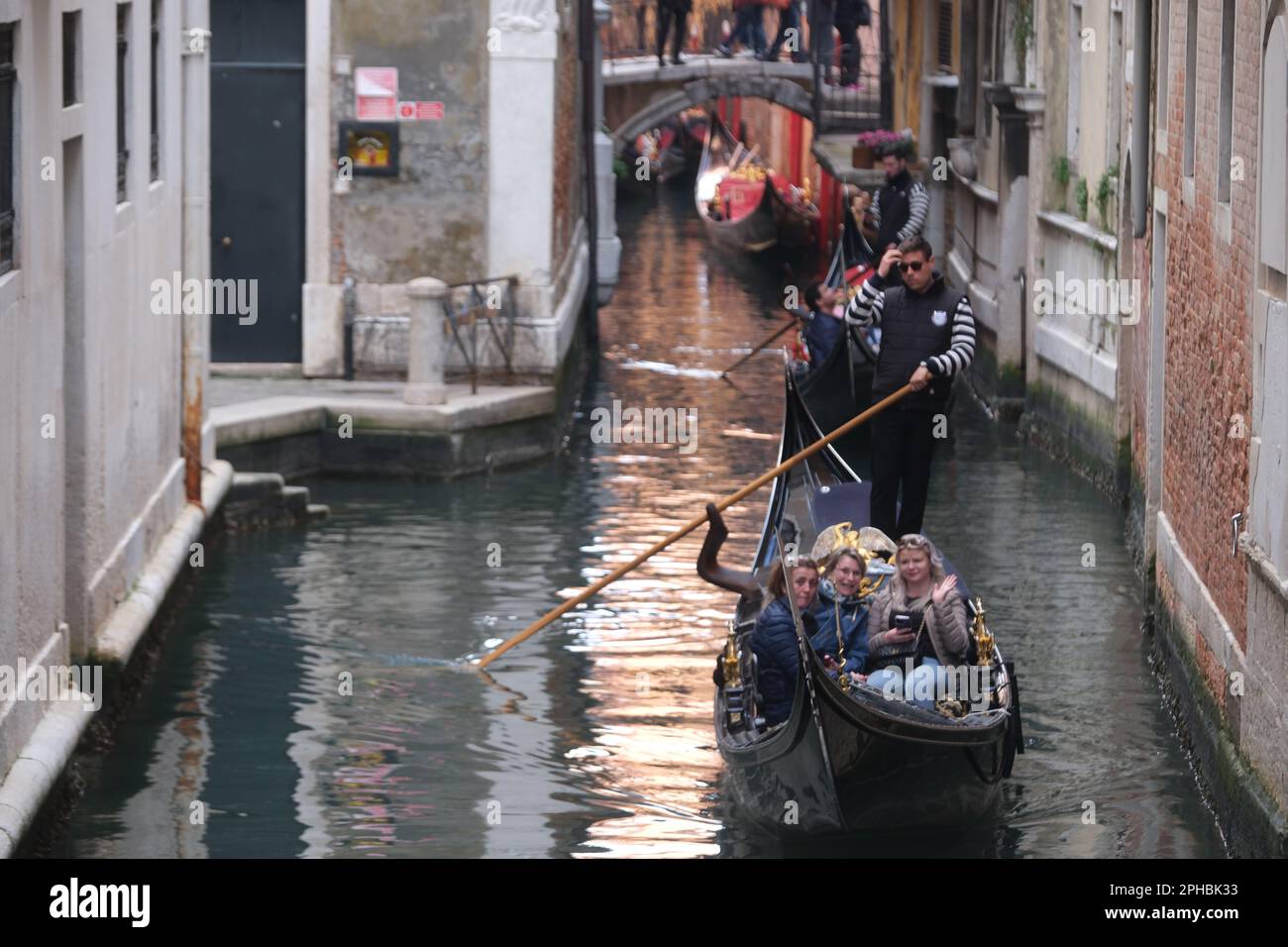 Les télécabines bordent leurs propres gondoles le long des canaux de venise les télécabines bordent leurs propres gondoles le long des canaux de venise Banque D'Images