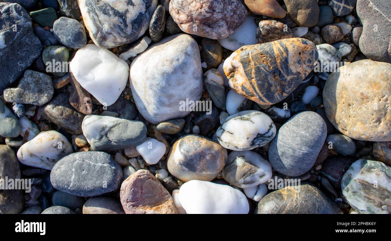 Rochers l'eau pour le fond. Gros plan sur les pierres de galet. Vacances Loisirs sur la plage concept. Photo haute qualité. Banque D'Images