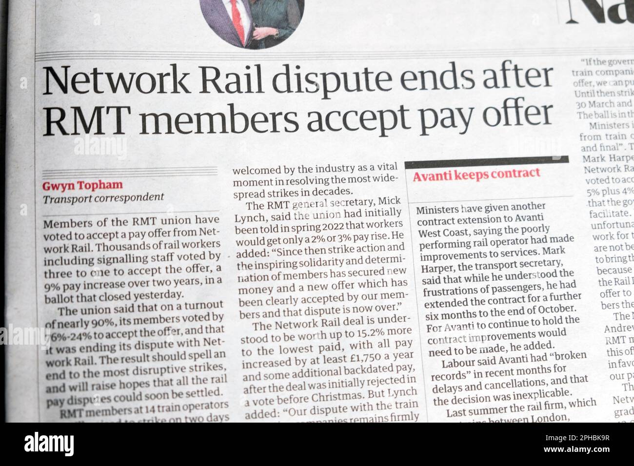 "Le litige relatif au réseau ferroviaire prend fin après que les membres du RMT acceptent l'offre de salaire" le journal Guardian Headline Strikes article 21 mars 2023 Londres Angleterre Royaume-Uni Banque D'Images