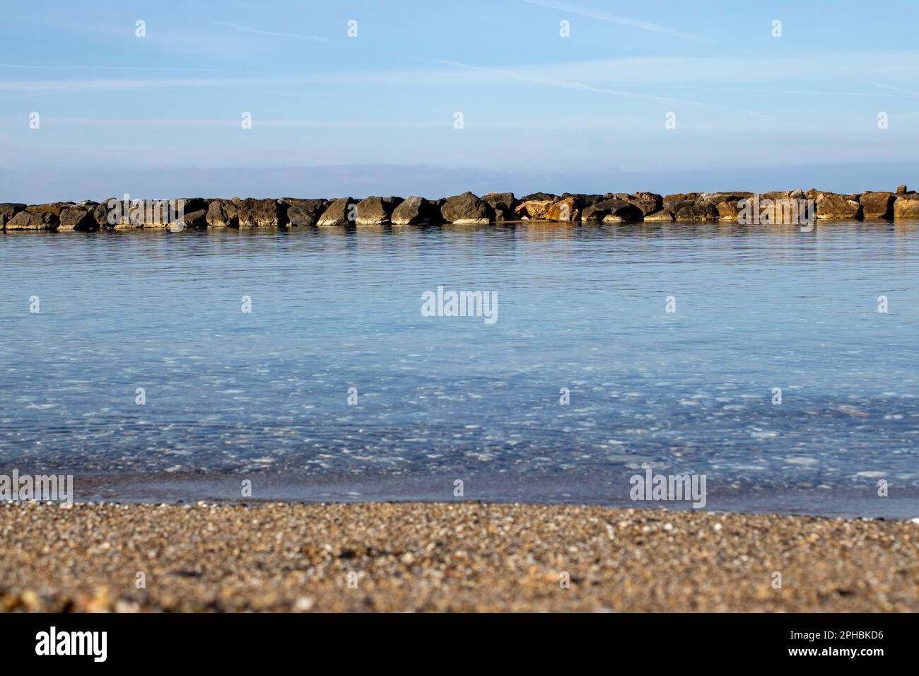 Rocky Morning vue sur la côte de la mer Tyrrhénienne avec magnifique horizon estival sans fin. Incroyable scène extérieure de l'Italie. Beauté de la nature concept B Banque D'Images
