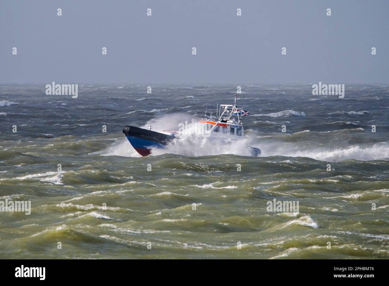 Sauvetage du canot de sauvetage KNRM Jan van Engelenburg de Hansweert patrouilant dans le temps orageux en hiver le long de la côte de la mer du Nord de Zeeland, aux pays-Bas Banque D'Images