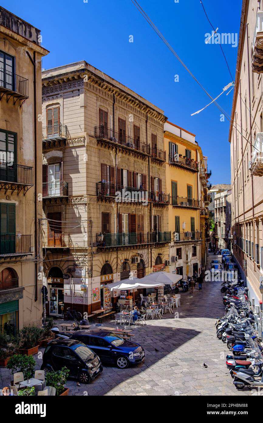 Photo verticale d'une rue animée de Palerme, Sicile, Italie, avec une atmosphère animée par une journée ensoleillée Banque D'Images