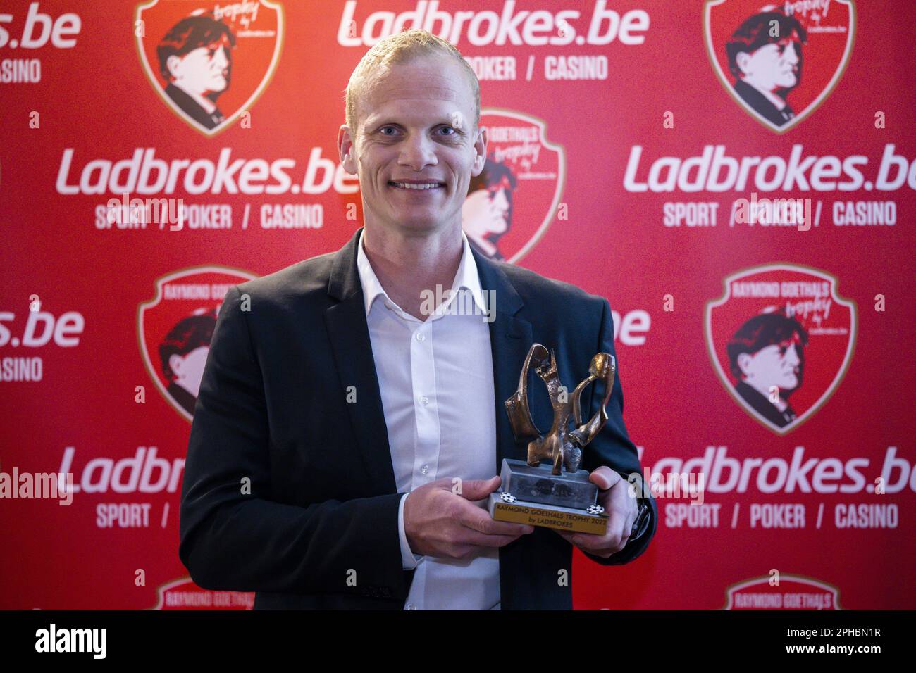 Grimbergen, Belgique. 27th mars 2023. Karel Geraerts, entraîneur en chef de l'Union, pose avec son trophée lors d'une cérémonie du « Prix Raymond Goethals » pour l'entraîneur dont le style était le plus proche du style de Goethals, le lundi 27 mars 2023, à Grimbergen. BELGA PHOTO LAURIE DIEFFEMBACQ crédit: Belga News Agency/Alay Live News Banque D'Images