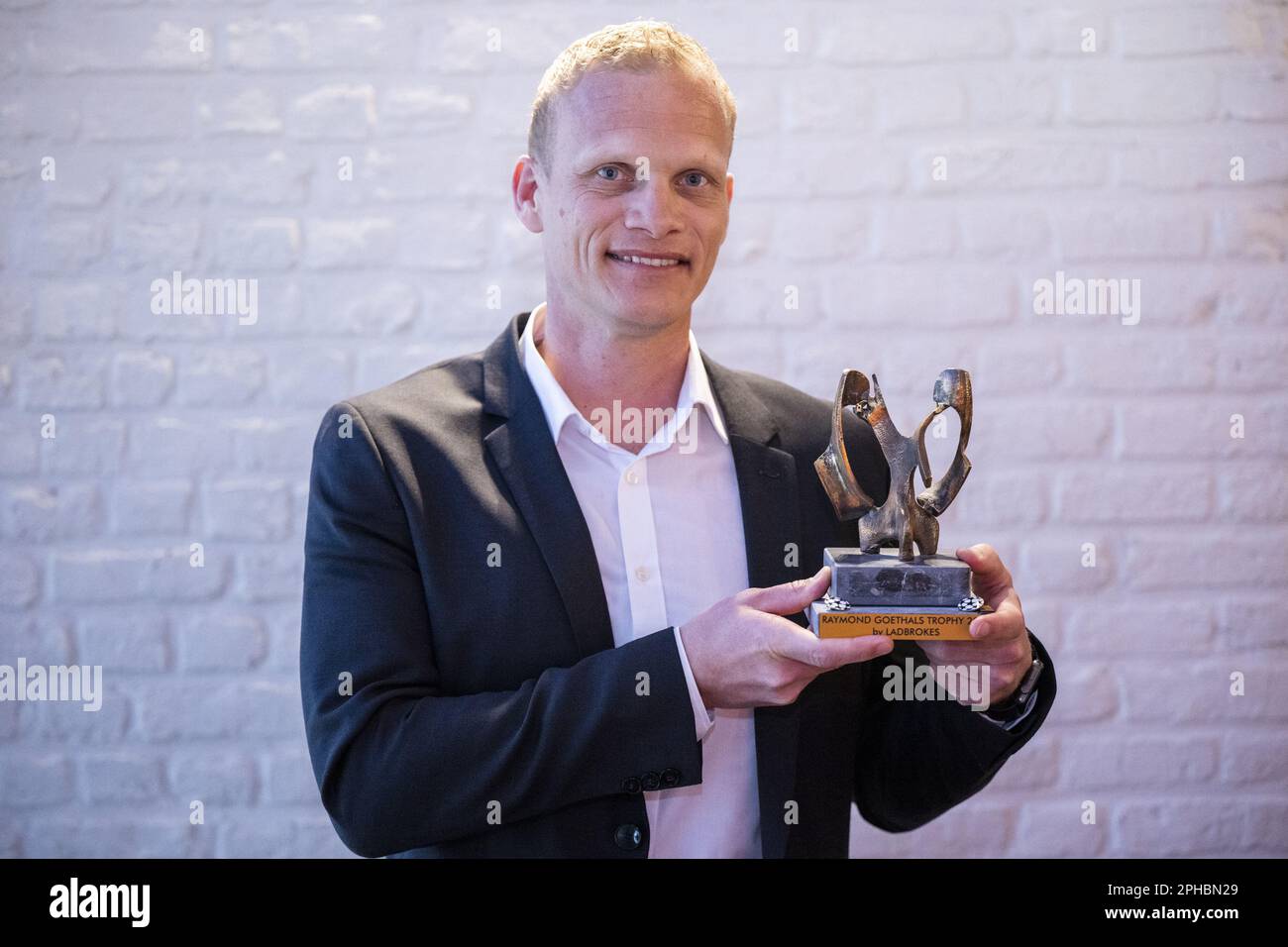 Grimbergen, Belgique. 27th mars 2023. Karel Geraerts, entraîneur en chef de l'Union, pose avec son trophée lors d'une cérémonie du « Prix Raymond Goethals » pour l'entraîneur dont le style était le plus proche du style de Goethals, le lundi 27 mars 2023, à Grimbergen. BELGA PHOTO LAURIE DIEFFEMBACQ crédit: Belga News Agency/Alay Live News Banque D'Images