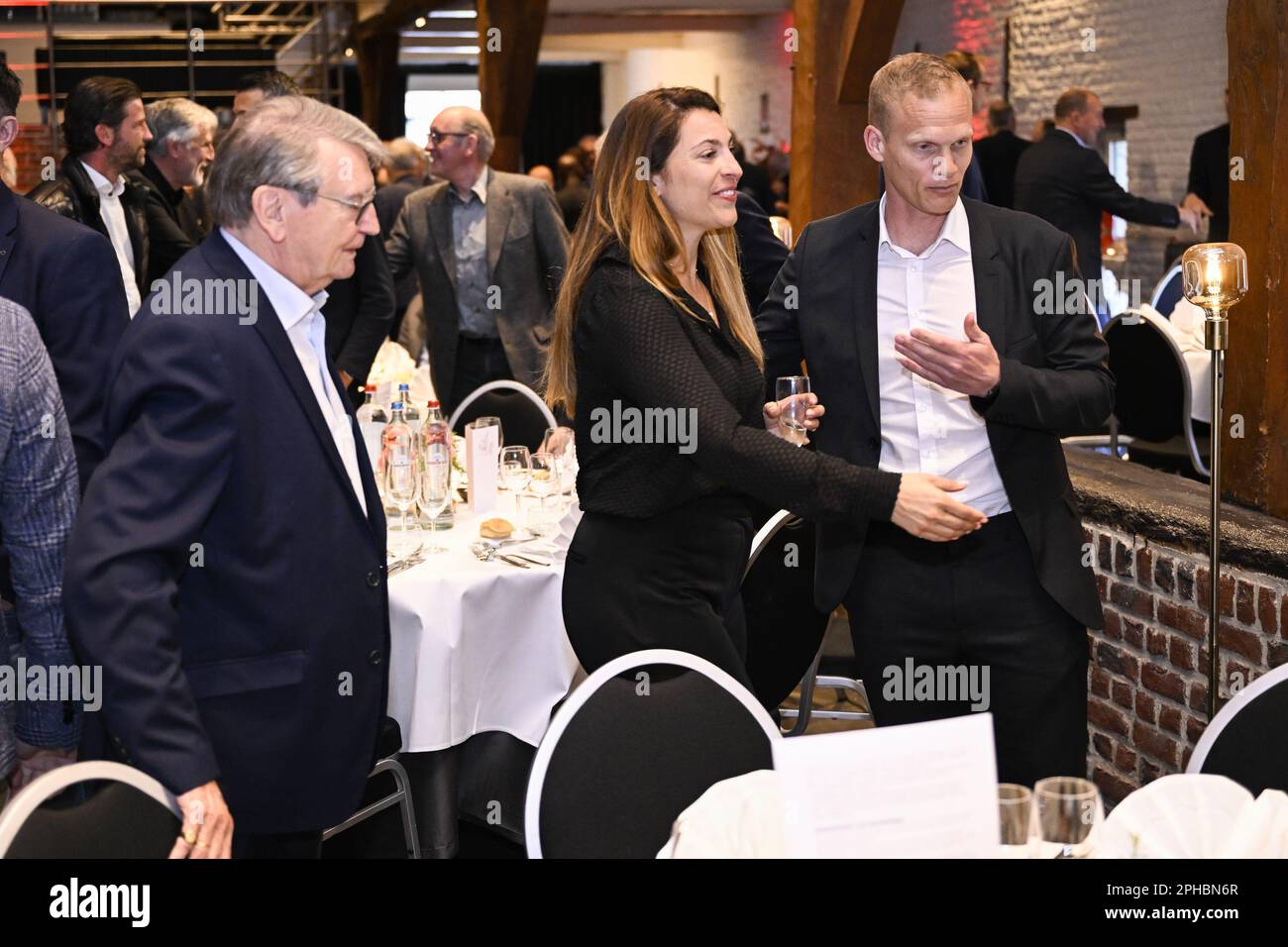Grimbergen, Belgique. 27th mars 2023. Karel Geraerts, entraîneur-chef de l'Union, et son épouse photographiés lors d'une cérémonie pour le « Prix Raymond Goethals » de l'entraîneur dont le style était le plus proche du style de Goethals, le lundi 27 mars 2023, à Grimbergen. BELGA PHOTO LAURIE DIEFFEMBACQ crédit: Belga News Agency/Alay Live News Banque D'Images