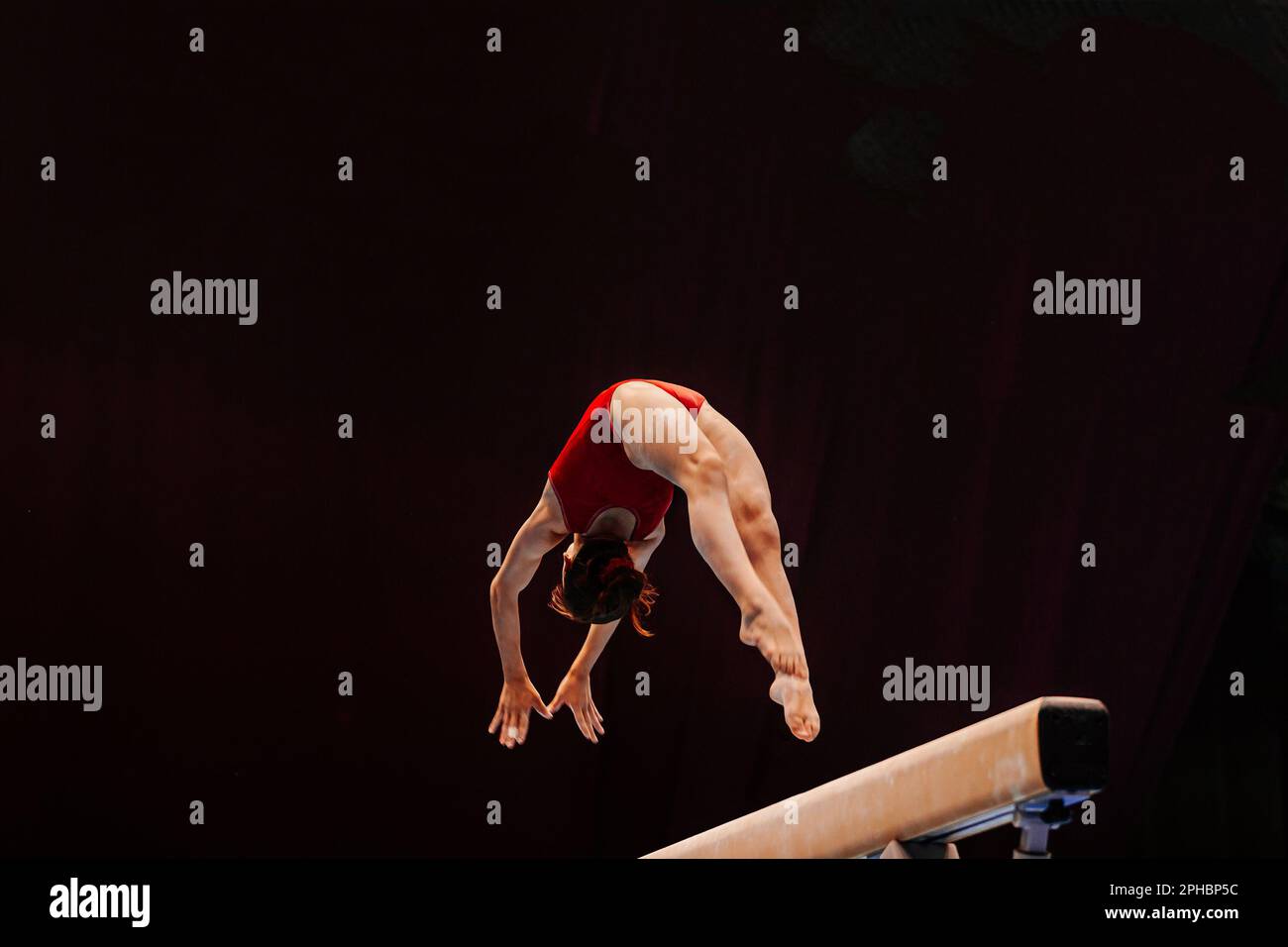athlète féminine de gymnaste exercice sur la gymnastique de poutre d ...