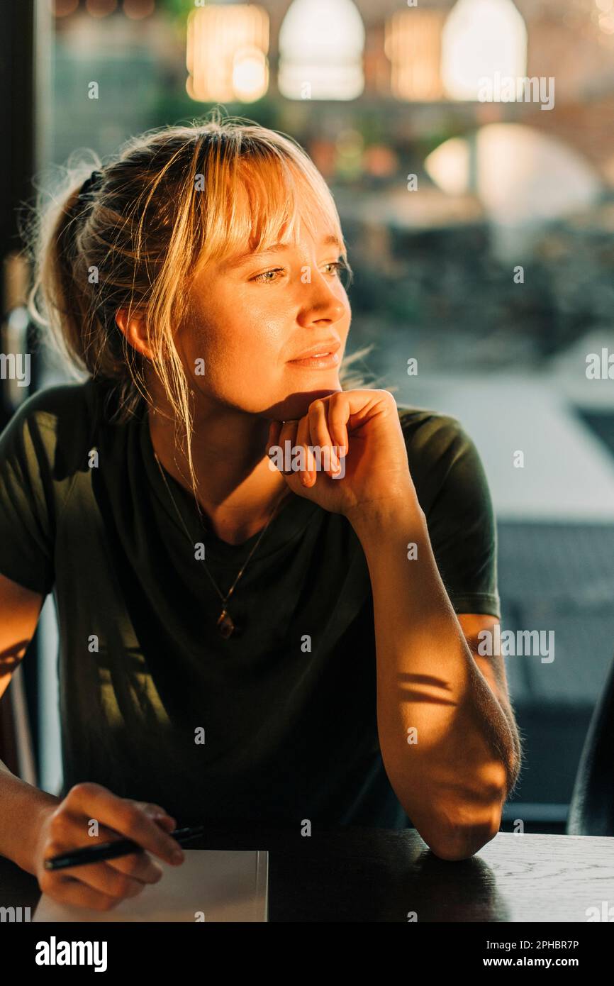 Femme attentionnés avec main sur le menton au centre de retraite Banque D'Images