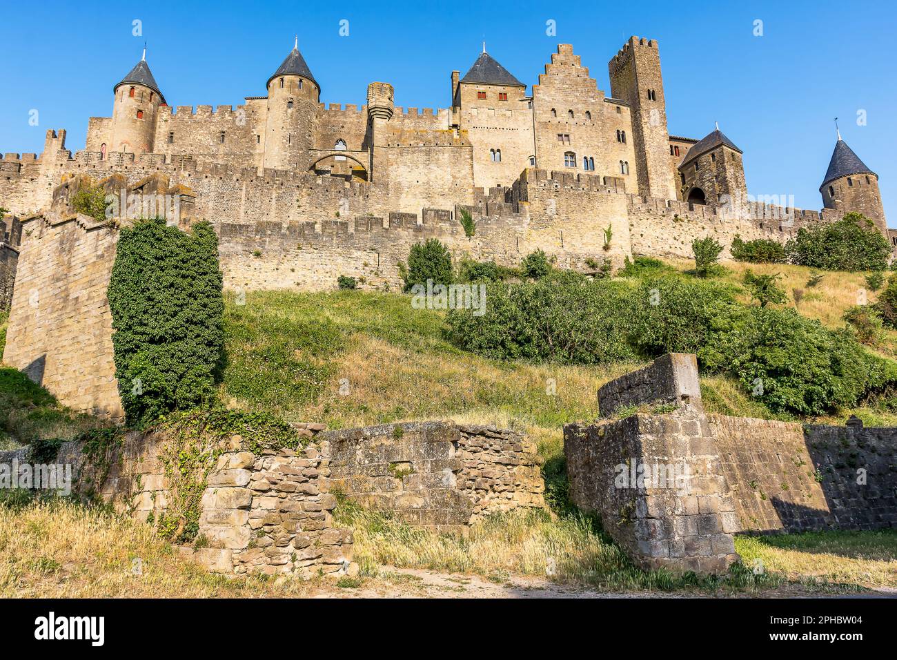 Vue panoramique de la ville médiévale de Carcassonne en France contre le ciel d'été Banque D'Images