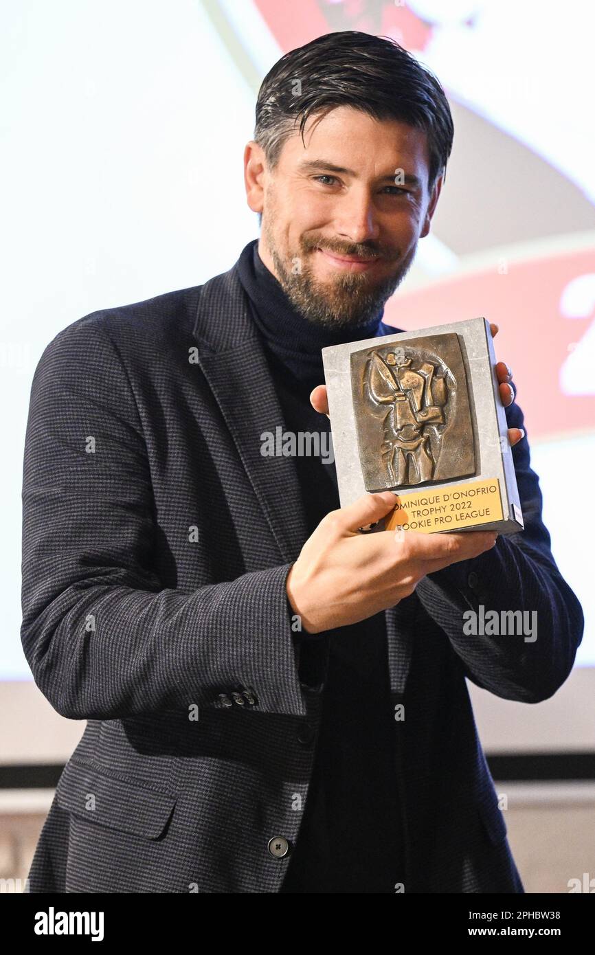 Grimbergen, Belgique. 27th mars 2023. Kevin van Dessel, entraîneur adjoint de Genk, reçoit le trophée de la « meilleure rookie » pour le Bilal El Khannouss de Genk lors d'une cérémonie pour le « Prix Raymond Goethals » pour l'entraîneur dont le style était le plus proche du style de Goethals, le lundi 27 mars 2023, à Grimbergen. BELGA PHOTO LAURIE DIEFFEMBACQ crédit: Belga News Agency/Alay Live News Banque D'Images