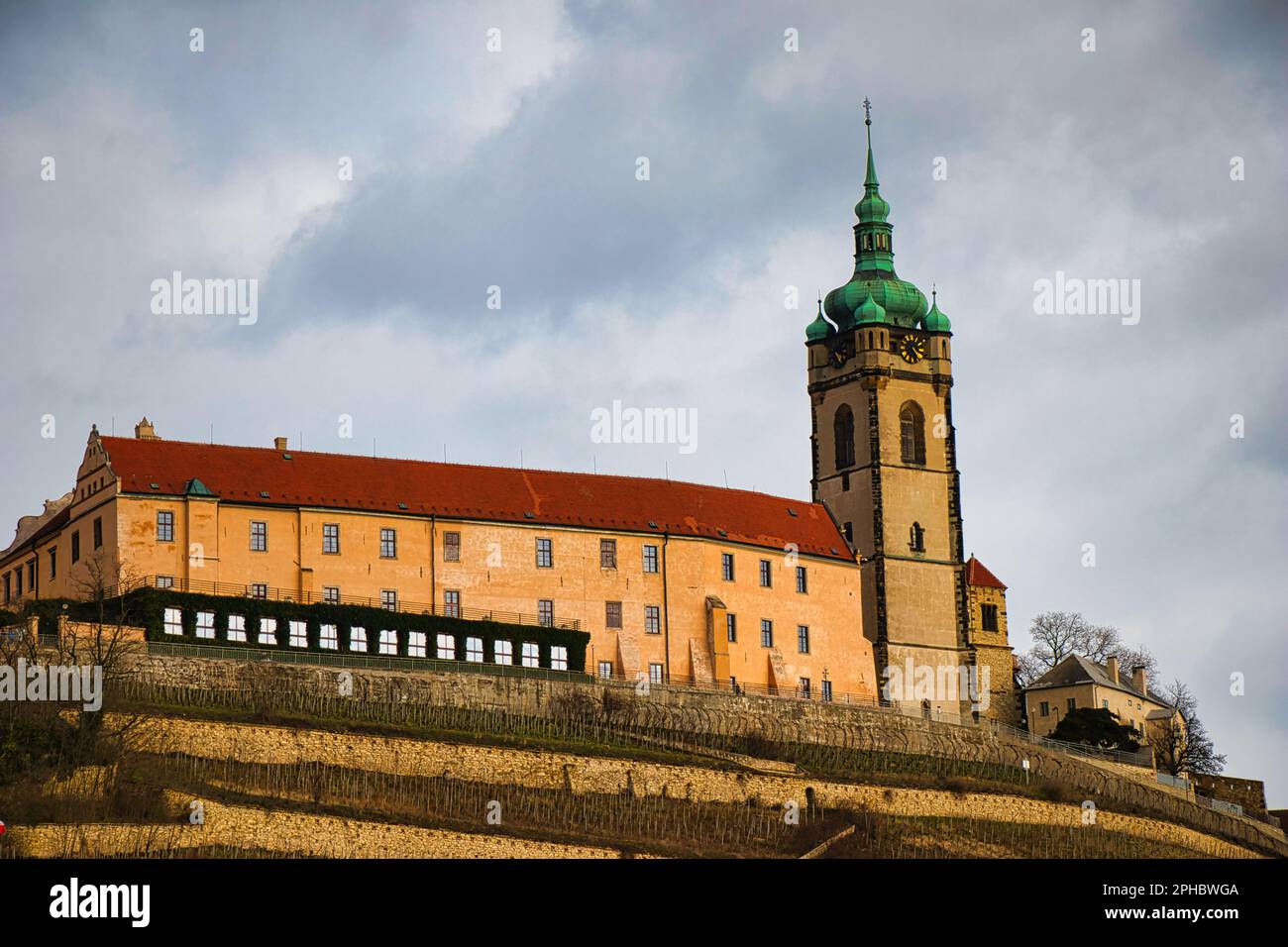 Château Melnik au printemps, sur la colline au-dessus de la rivière de Labe et de la rivière Vltava Confluence, République tchèque. Banque D'Images Château Melnik au printemps, sur la colline au-dessus de la rivière de Labe et de la rivière Vltava Confluence, République tchèque. Banque D'Images