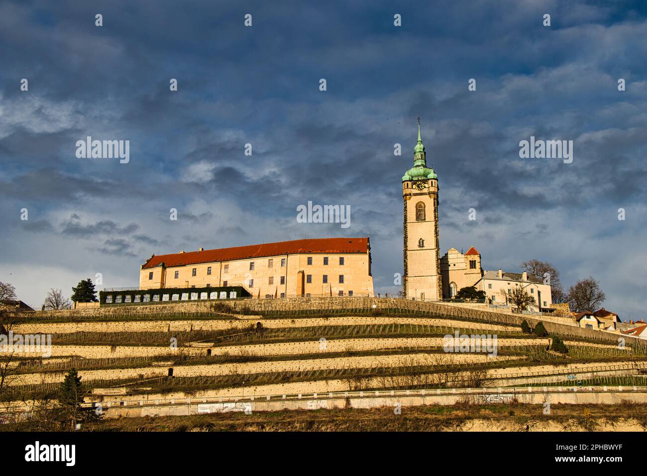 Château Melnik au printemps, sur la colline au-dessus de la rivière de Labe et de la rivière Vltava Confluence, République tchèque. Banque D'Images Château Melnik au printemps, sur la colline au-dessus de la rivière de Labe et de la rivière Vltava Confluence, République tchèque. Banque D'Images