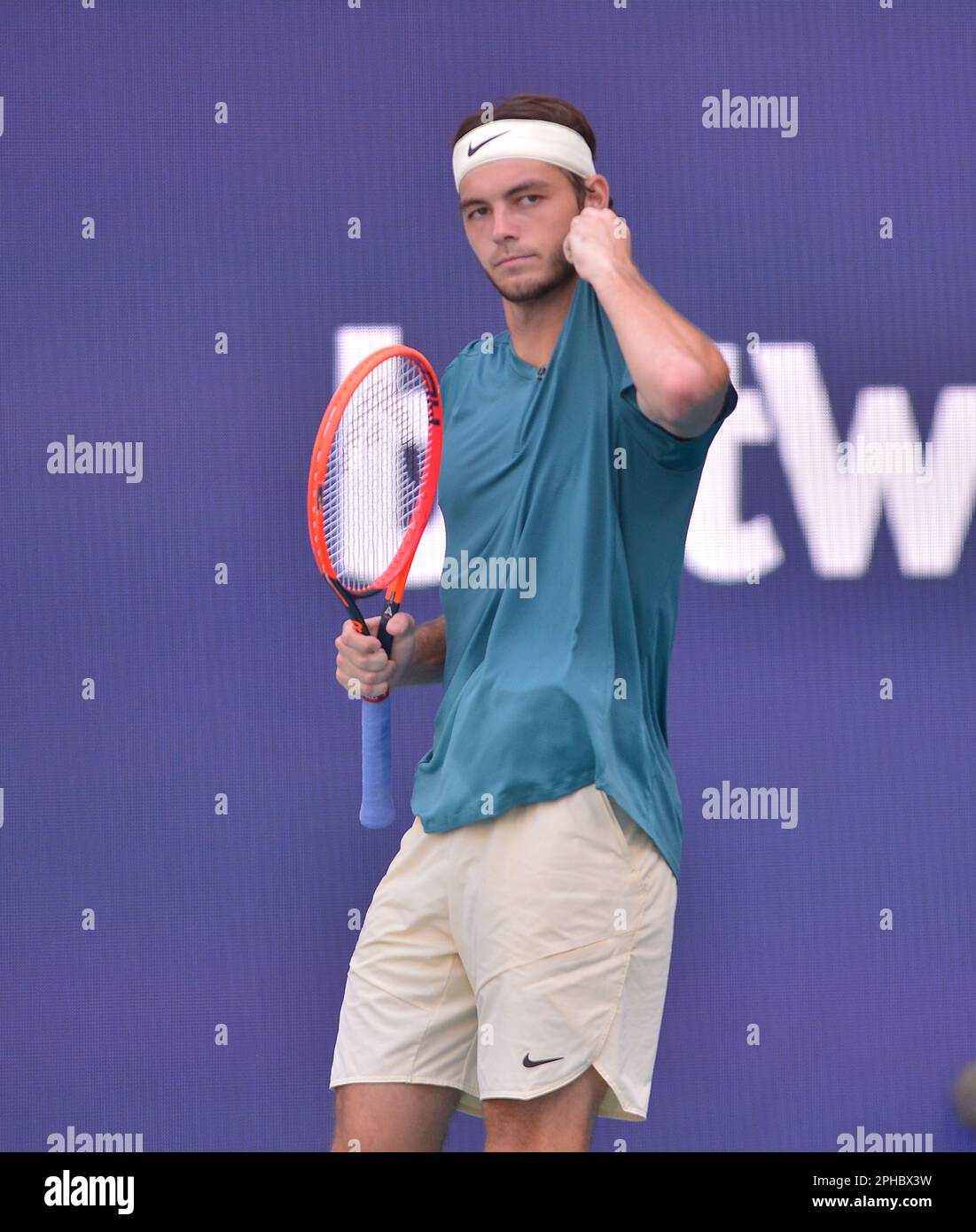 MIAMI GARDENS, FLORIDE - MARS 26: Taylor Fritz (Etats-Unis) vs. Denis Shapovalov (CAN) pendant l'Open de Miami présenté par le match Itaú au stade Hard Rock sur 26 mars 2023 dans les jardins de Miami, Floride. (Photo de JL/Sipa USA) Banque D'Images